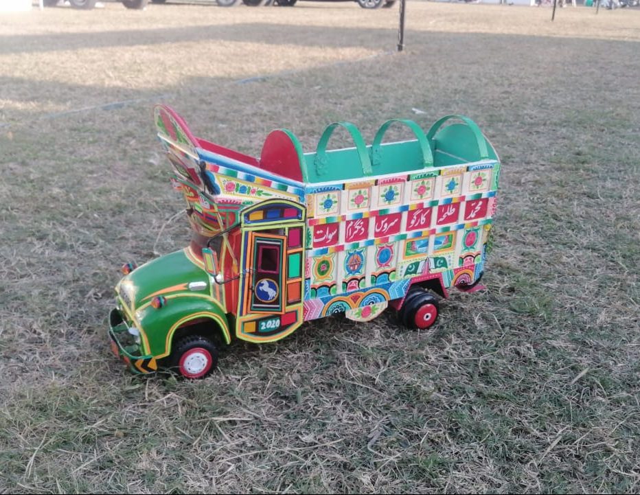 “Rolling Canvases: The Vibrant Tapestry of Pakistani Truck Art”